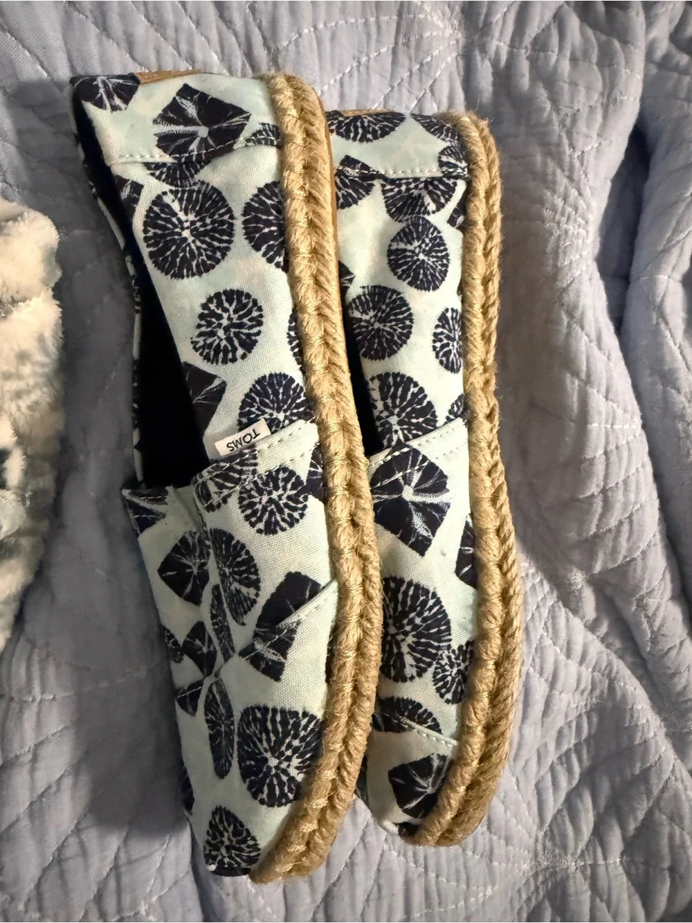 TOMS Coastal Navy & Ivory Canvas Espadrille Slip-On Flats – Women’s Size 7